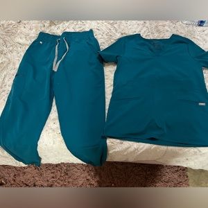 Figs Pacific blue scrub set M top, L bottoms